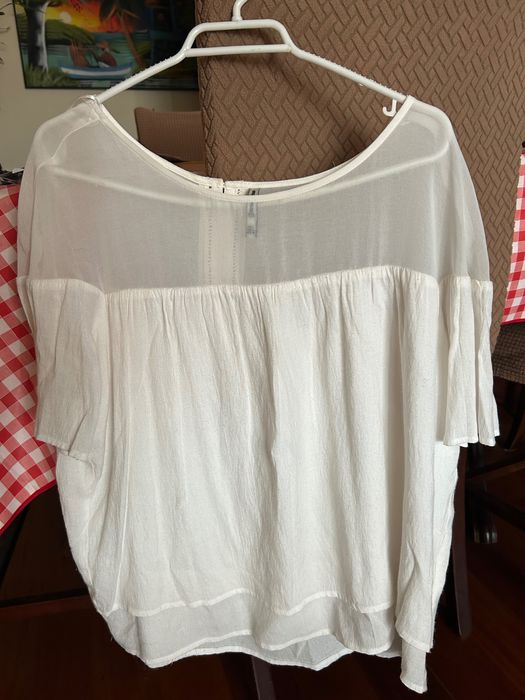Blusa bege muito gira.