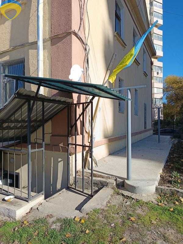 Продам цокольное помещение 85,6 м с ремонтом в Приморском районе .