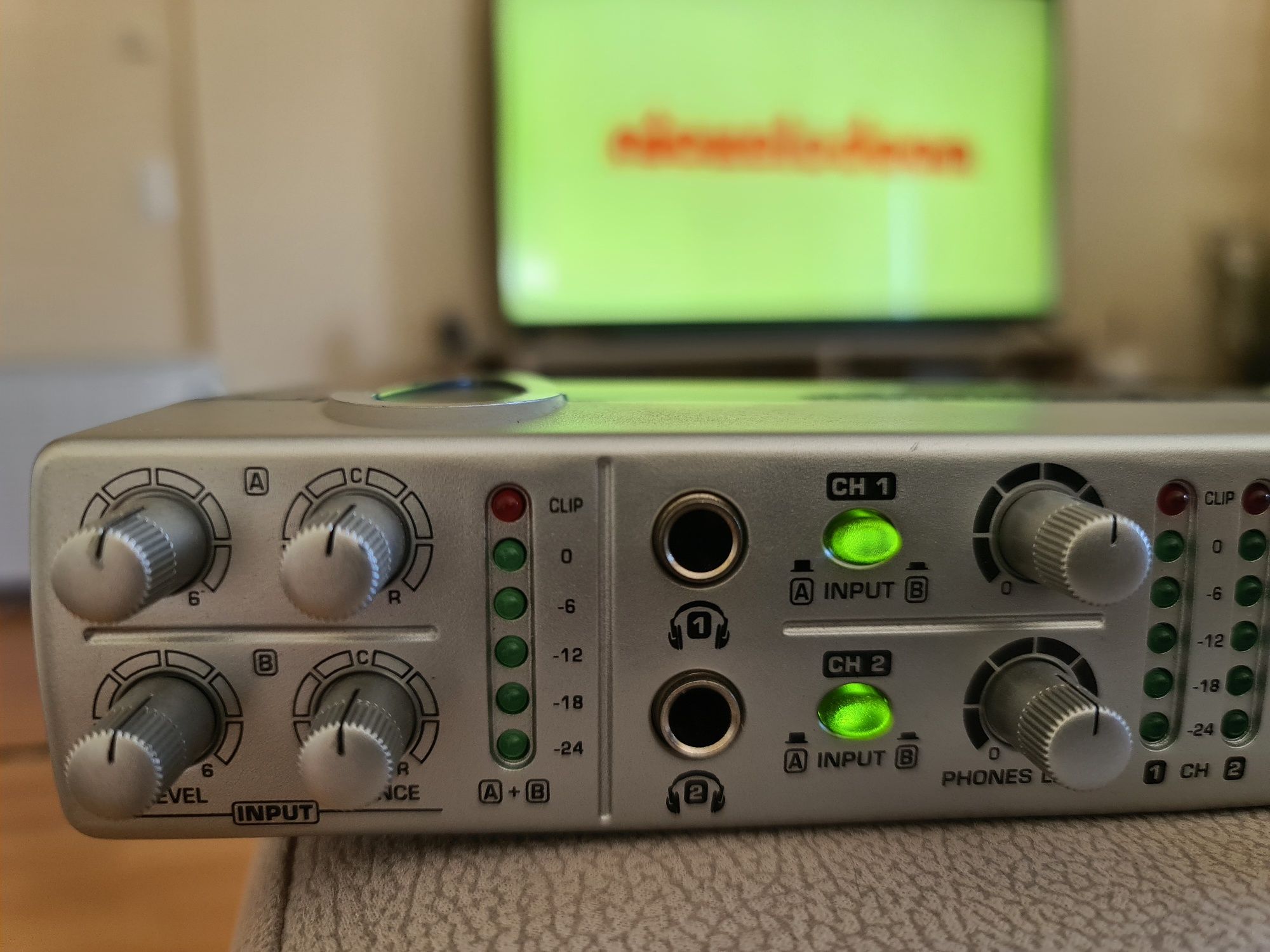 Berhinger Amp800 como novo