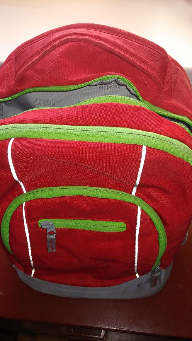 Рюкзак универсальный красный.