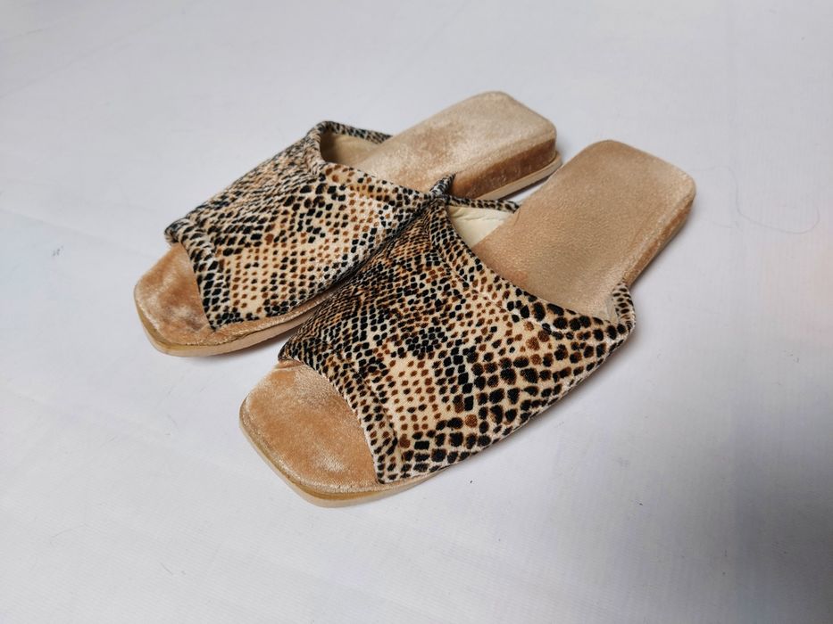 Beżowe kapcie damskie w panterkę odkryte palce 40 wkładka 27 cm