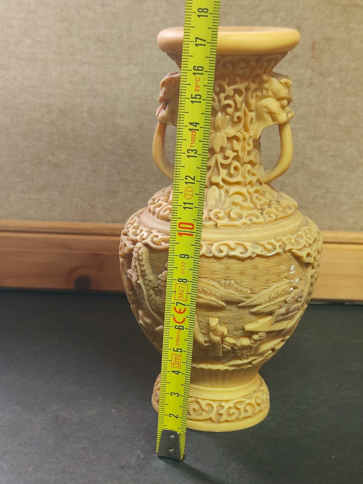 Vaso em resina oriental