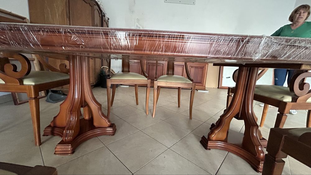 Móveis de sala com mesa e cadeiras
