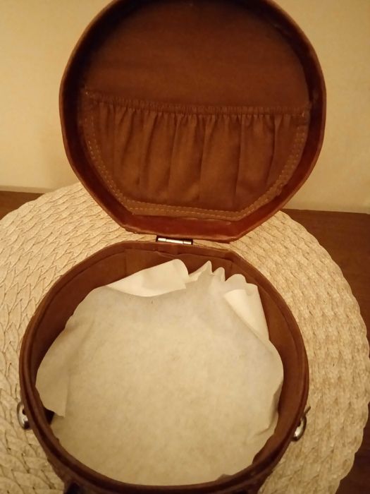 Kuferek hiszpański z zamknięciem