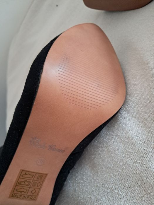 Botas altas, tamanho  36 ,   preta , NOVAS,  forradas em pelo .