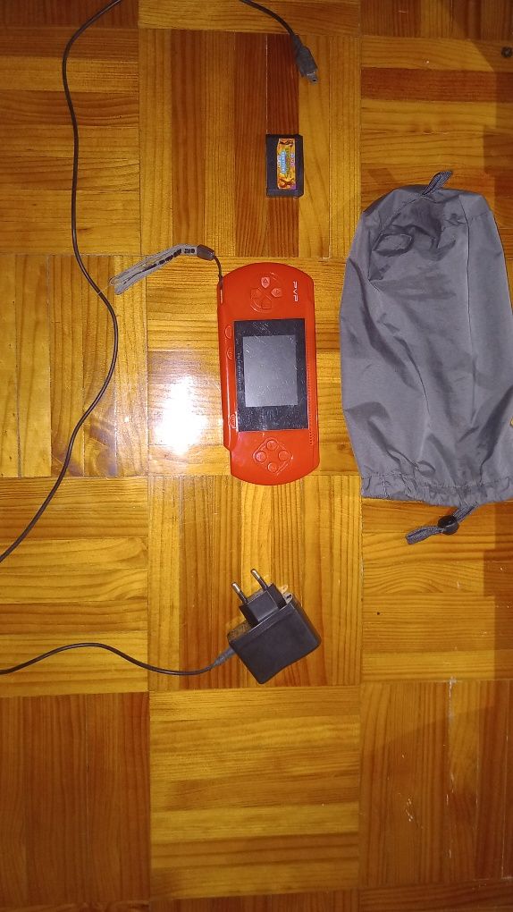 Vendo consola portátil com jogos clássicos