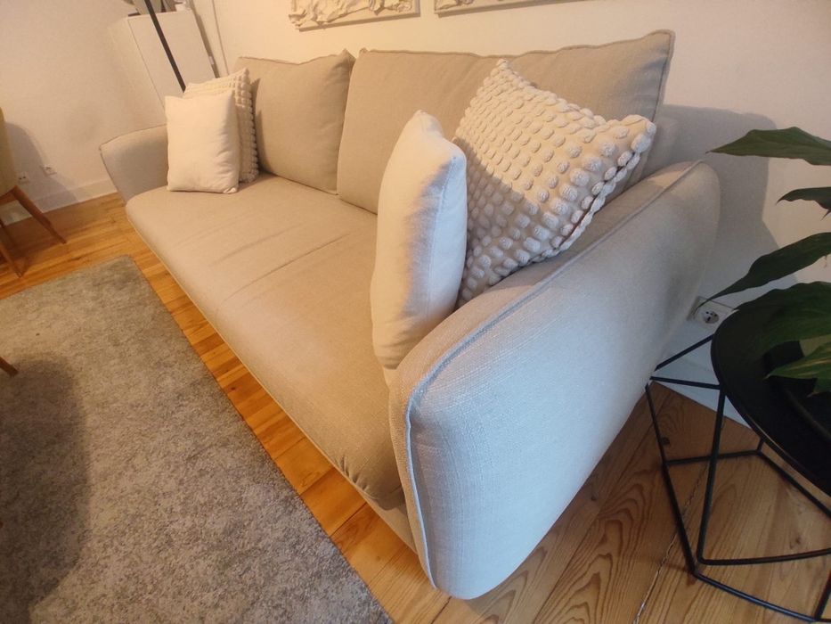 Sofá bege gato preto