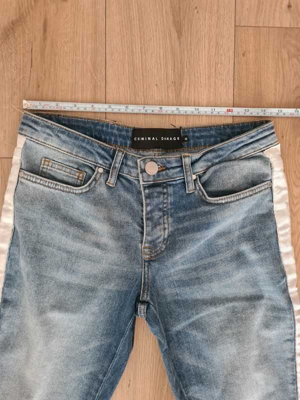 Jasnoniebieskie jeansy Criminal Damage o obcisłym kroju z lampasami