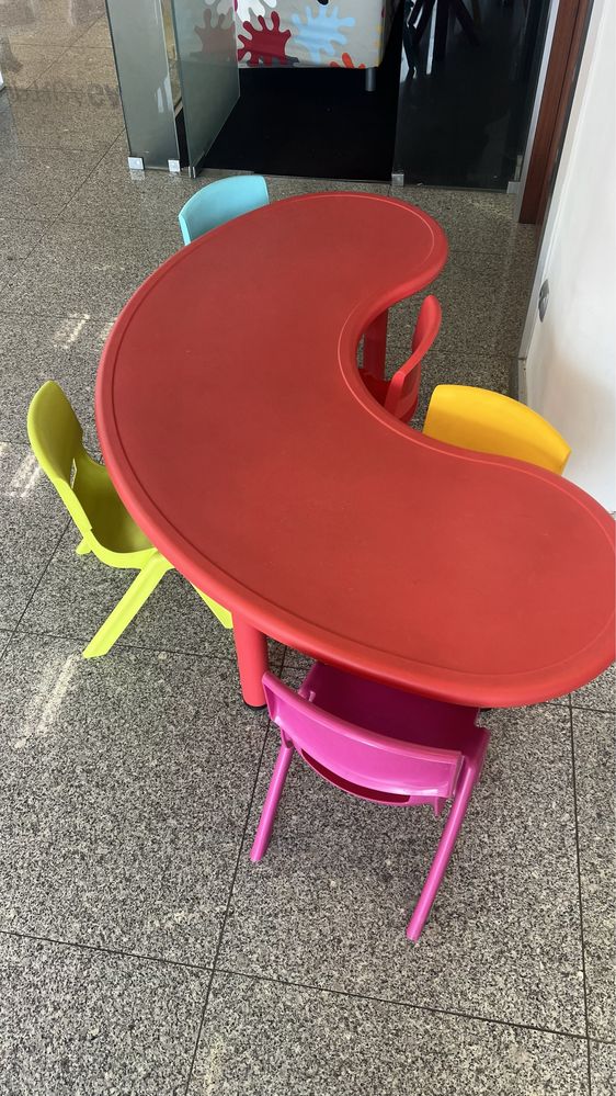 Mesa de criança com 5 cadeiras