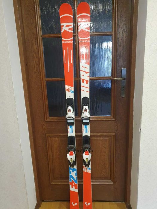 Лижі "ATOMIC, ROSSIGNIOL, DYNASTAR, SL, GS, FIS" ; щитки, черевики.