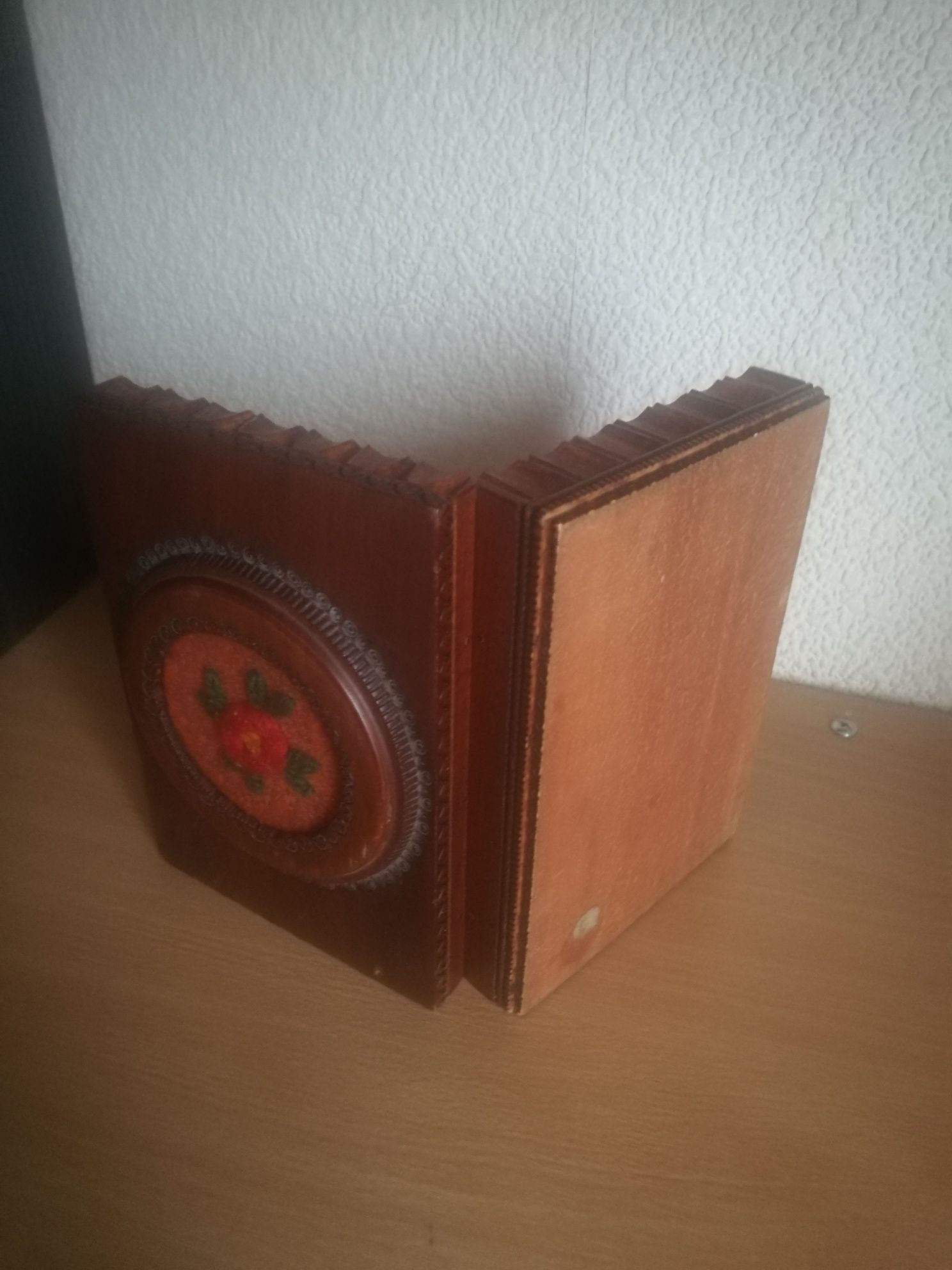 Oryginalna ręcznie zdobiona kaseta drewniana