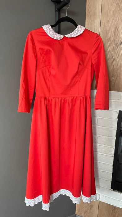 Червона суня максі яку важко не помітити