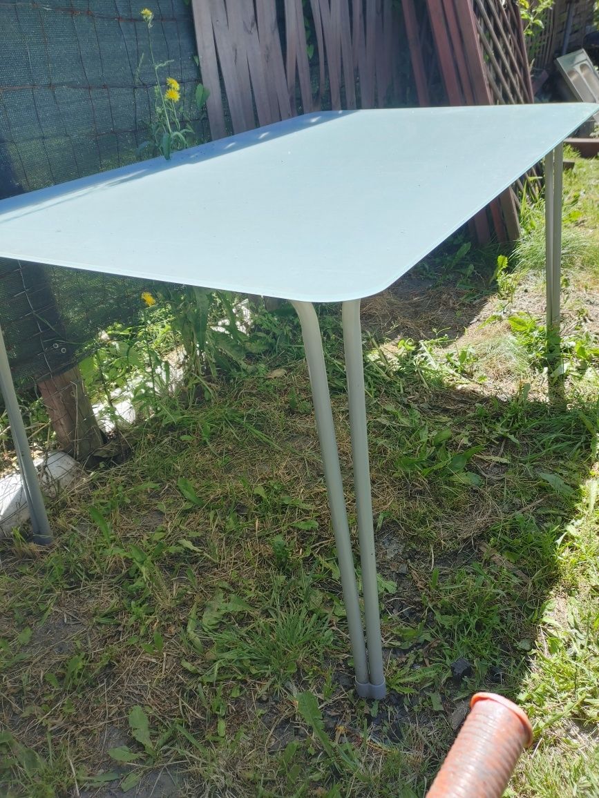 Szklany stół na taras do ogrodu stolik