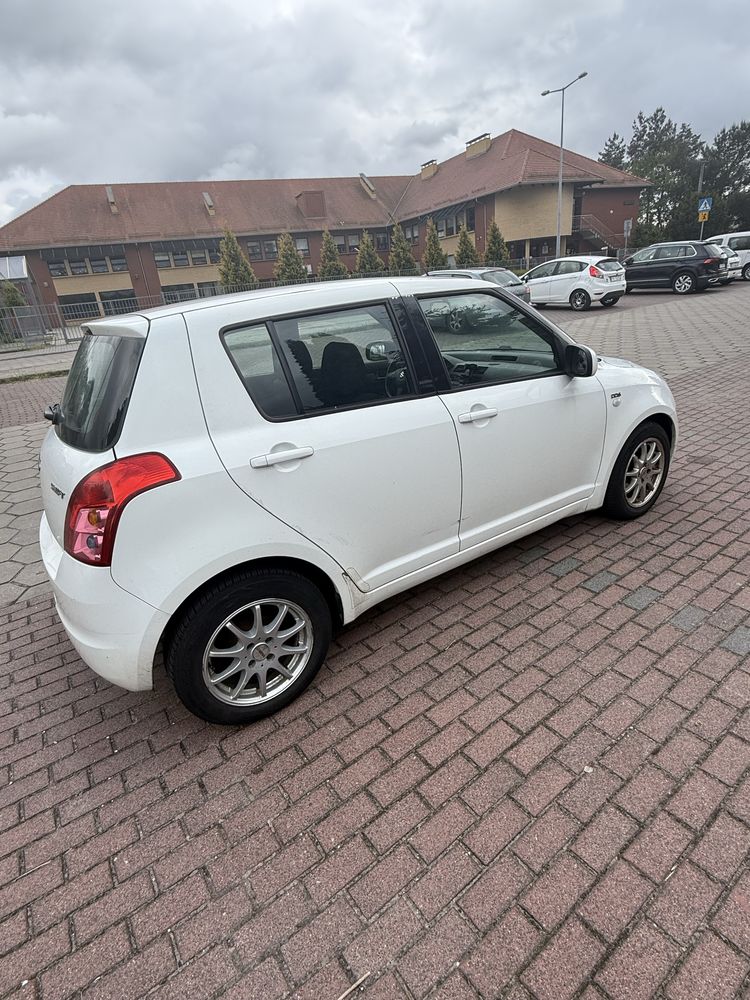 Suzuki Swift białe
