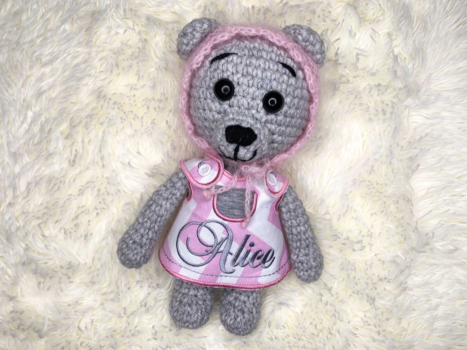 Мишка вязанный крючком в одежде.