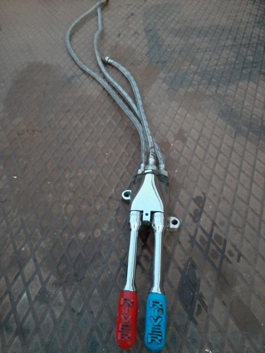 Bancada em inox com torneira de pedal