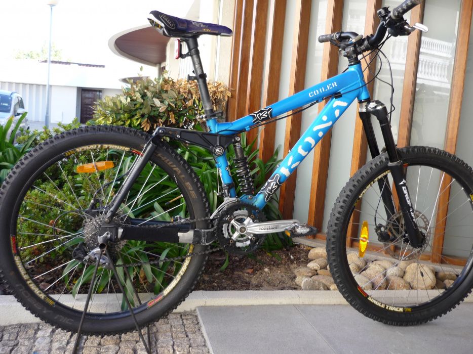 Kona Coiler e Capacete Specialized