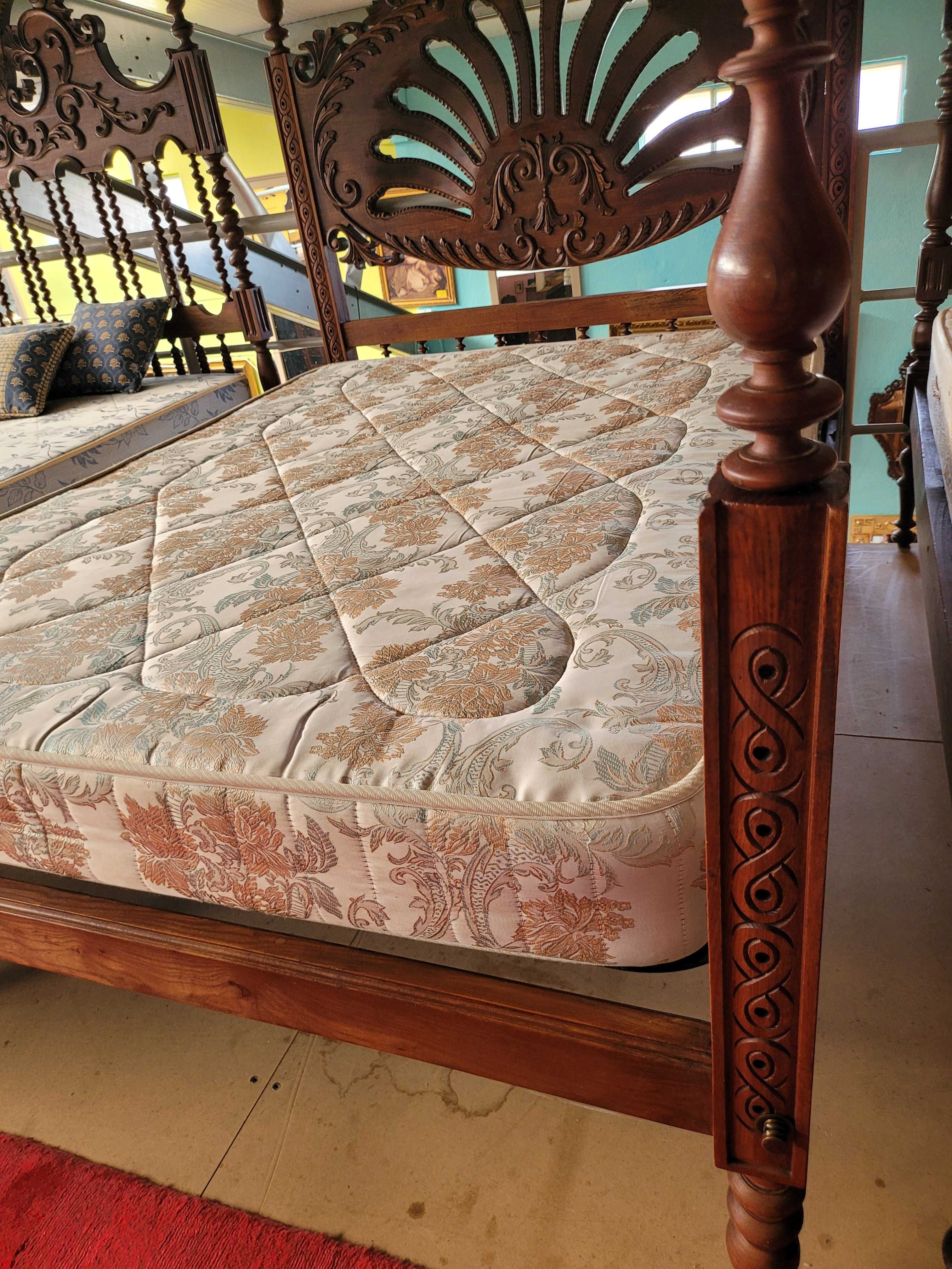 Belíssima cama em madeira maciça com estrado e colchão