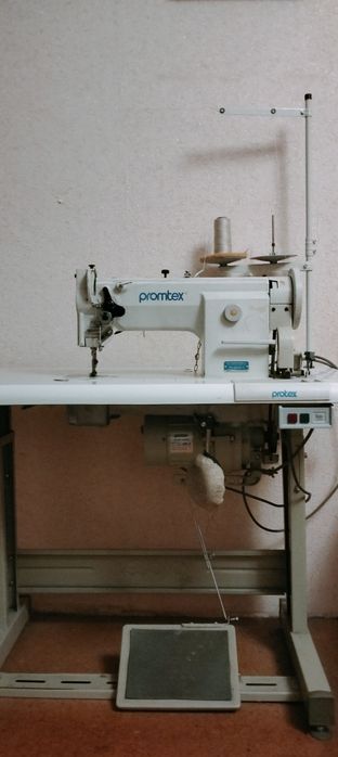 Швейная машина с тройным продвижением для середніх та важких тканин.