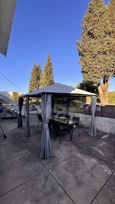 PÉRGOLA SANTORINI CINZA ARDÓSIA COM CORTINAS 3X4M
