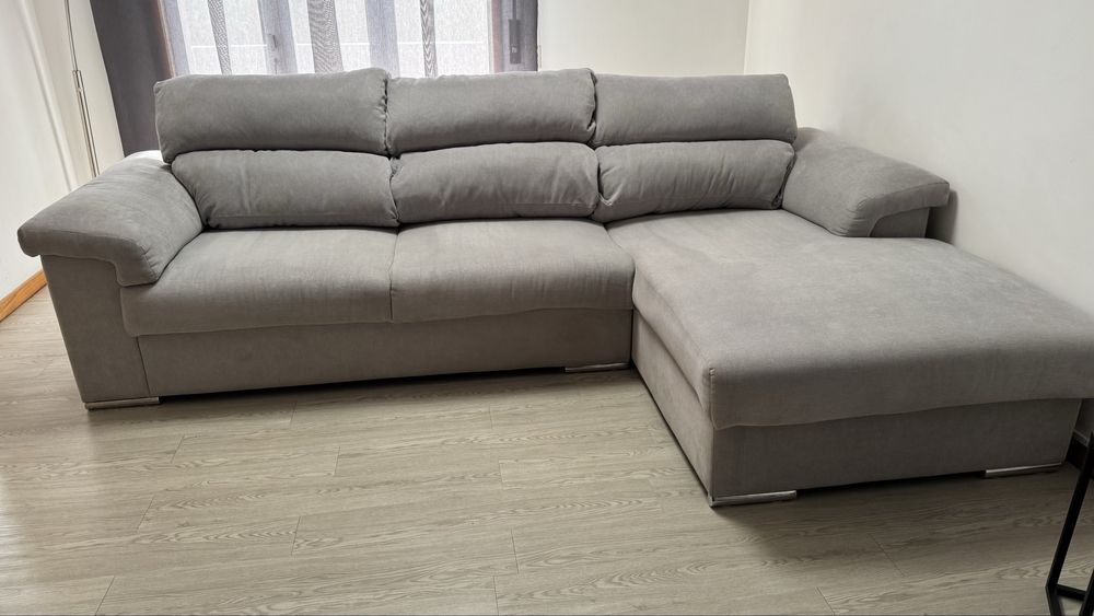 Sofa com chaise long cinza claro