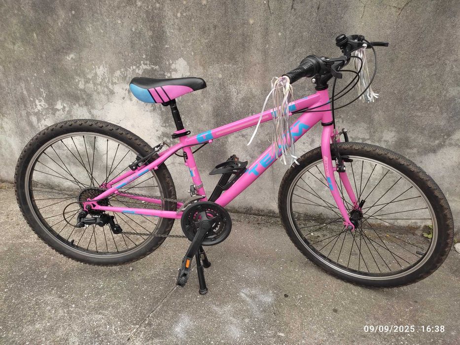 Bicicleta rosa aro 24 com mudanças