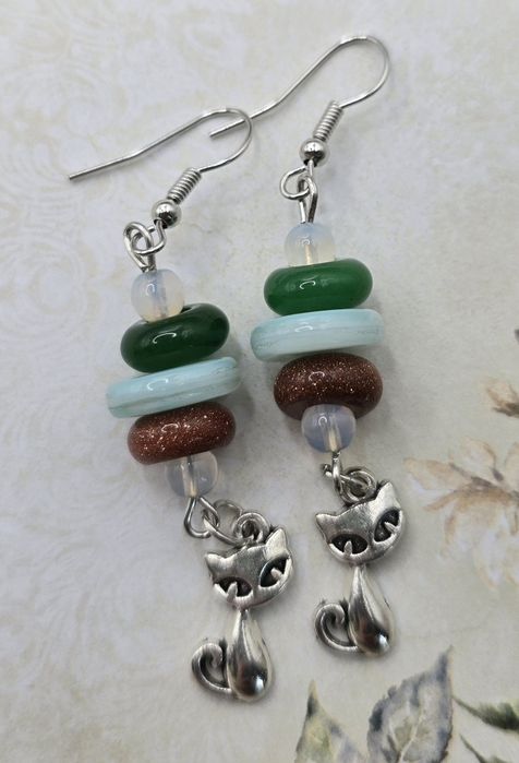 Kotki koty srebrne kolczyki kamienie półszlachetne piasek pustyni