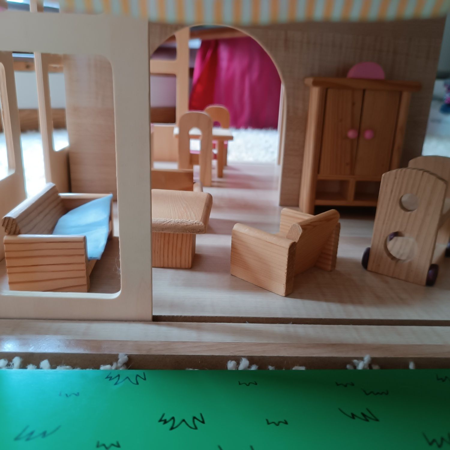 Drewniany piętrowy domek dla lalek