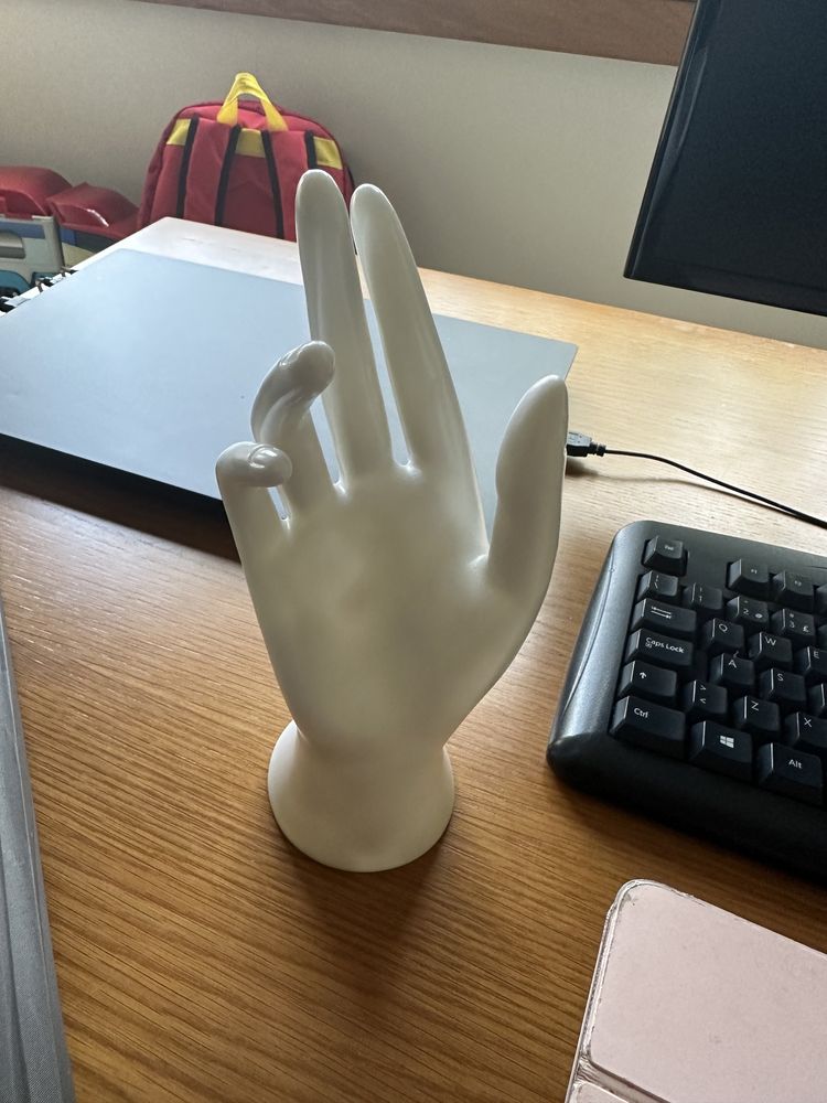 Mão porta anéis branco