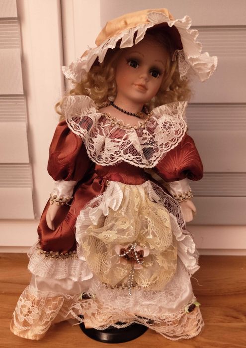 Lalka porcelanowa, stan bardzo dobry, minimalne uszkodzenie rękawa