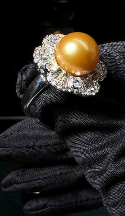 Кольцо из белого золота с бриллиантами и жемчугом