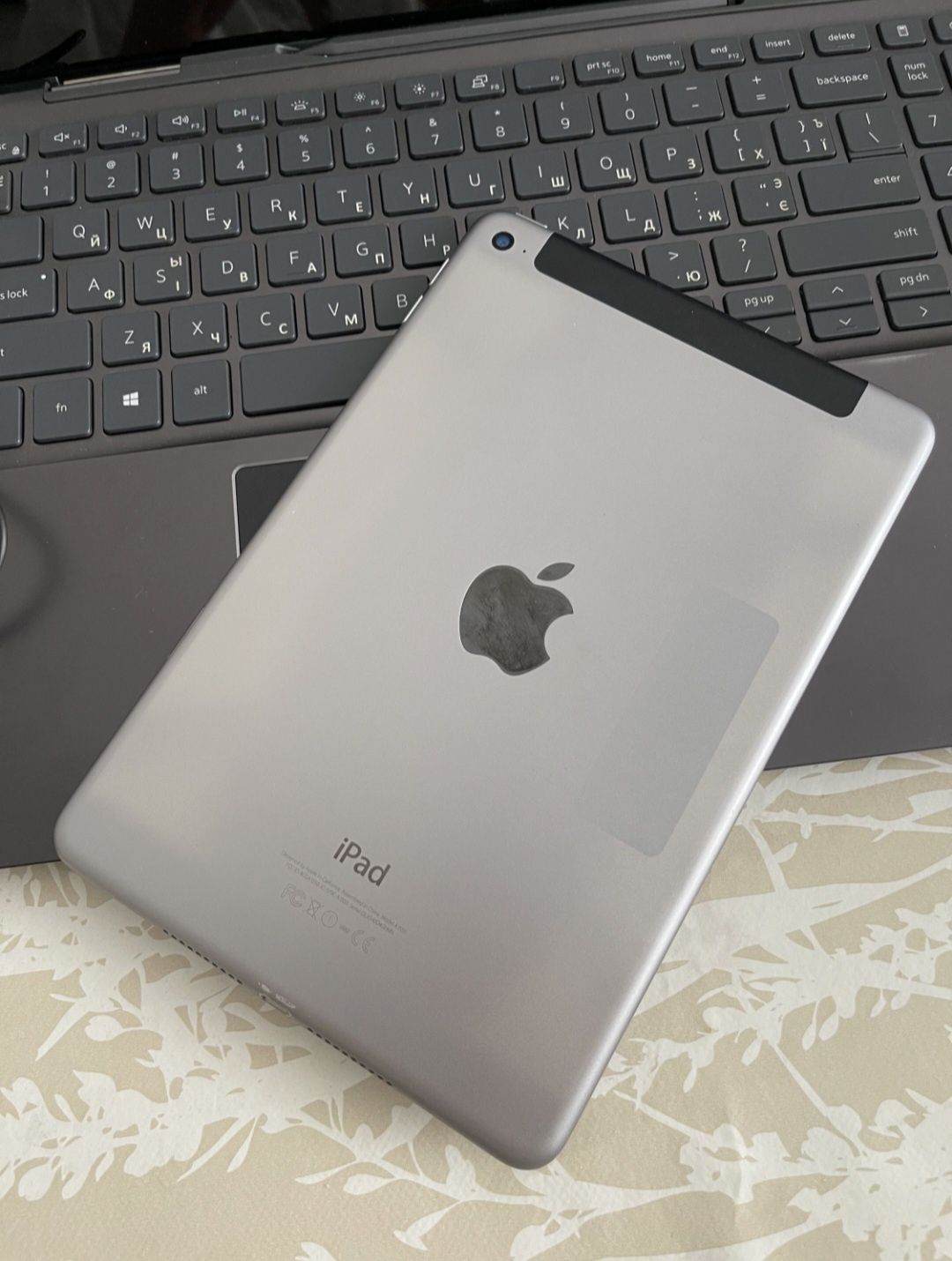 Планшет iPad 4 mini LTE сірого кольору
