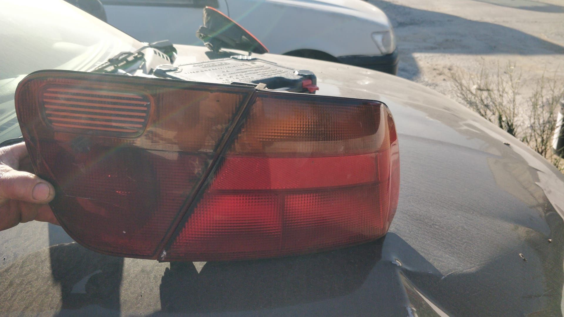 Faróis traseiros incompletos Mitsubishi Carisma Sedan