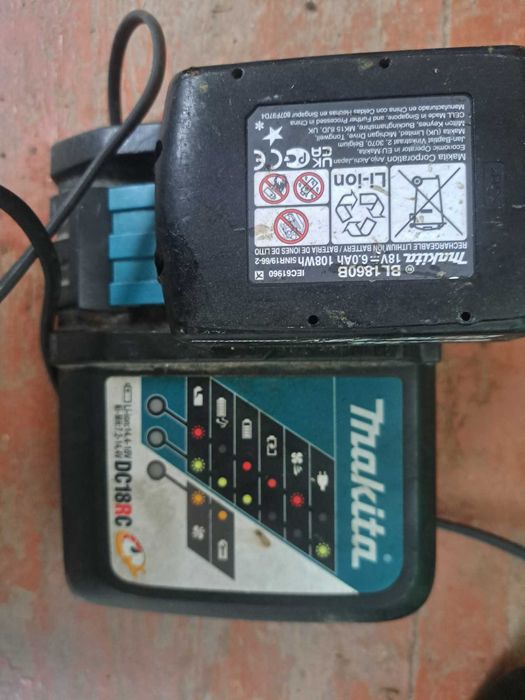 зарядна станція Makita dc18rc  разом з акумулятором makita 18 v 6 а/h