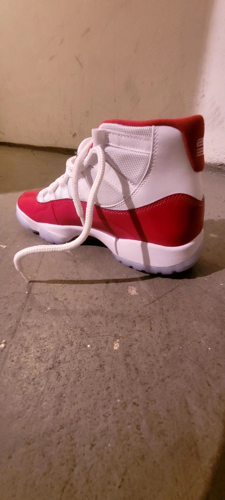 JORDAN 11 cherry nike 42