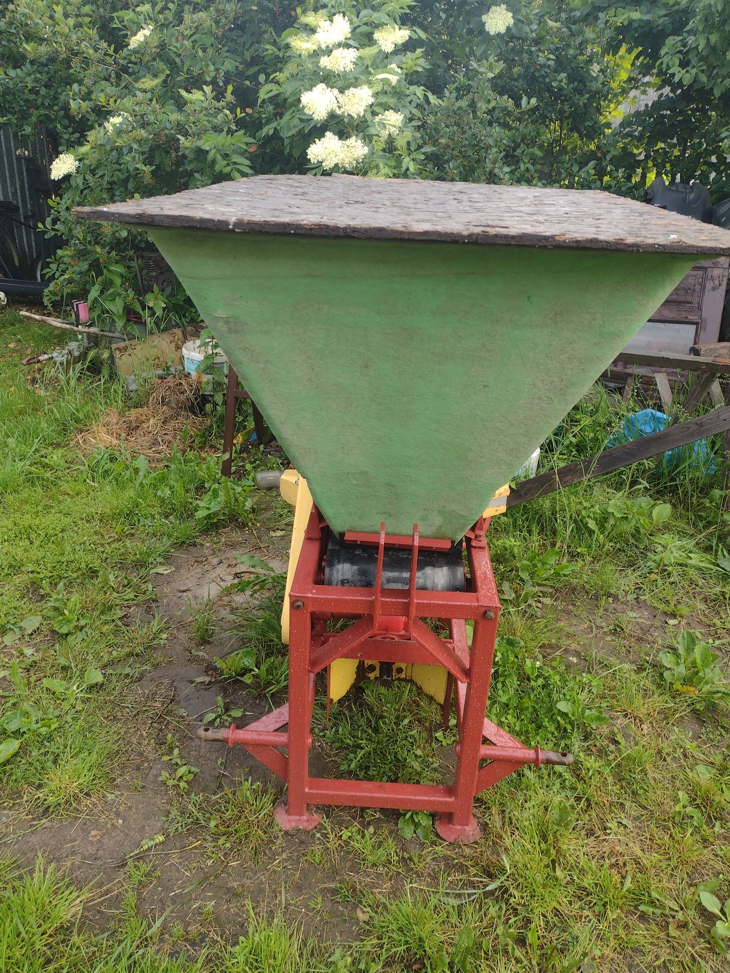 Sprzedam rozsiewacz do nawozu Motyl 400 l
