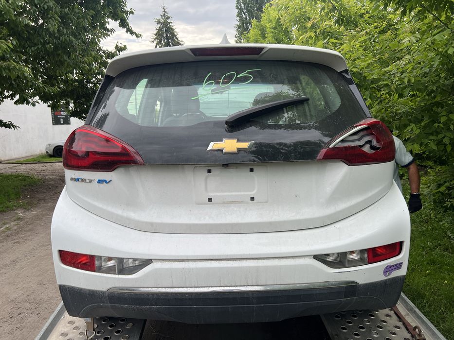 Кришка багажника ляда бампер задний фонарь болт chevrolet bolt ev