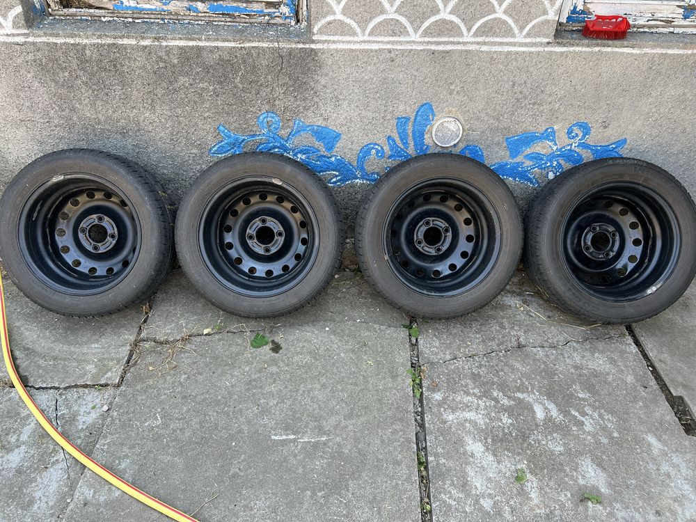 4 колеса с форда-фиеста, на зимней резине 195/55R15