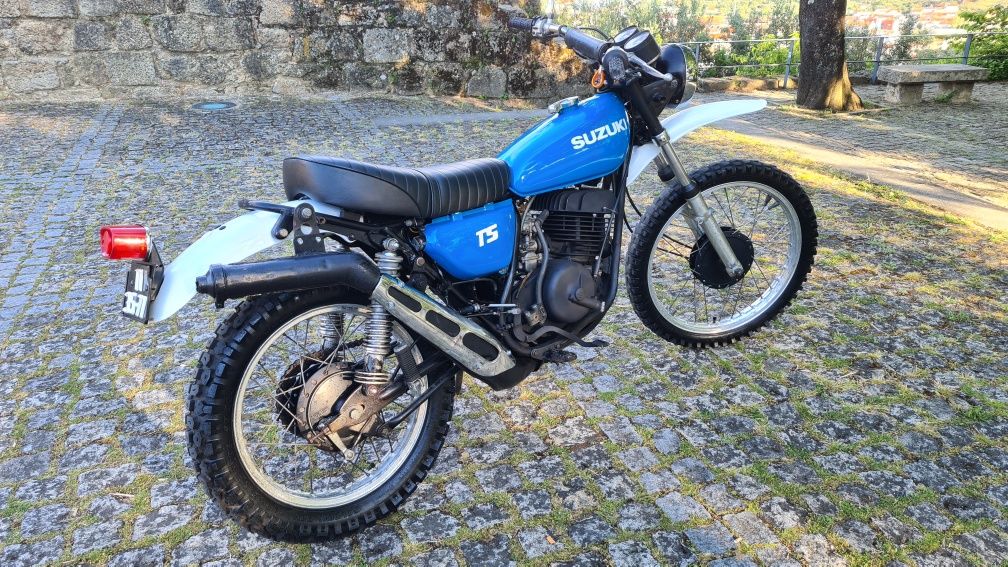 Suzuki TS 400 com documentos