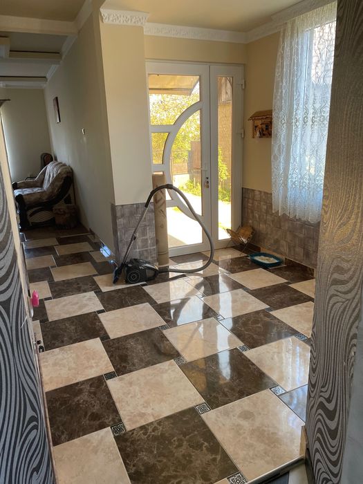 Продається будинок з земельною ділянкою.