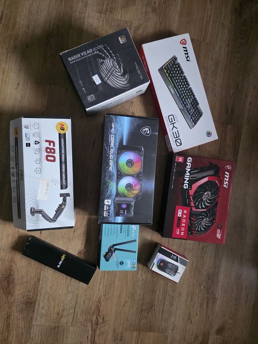 Komputer gamingowy MSI. W zestawie monitor, klawiatura oraz mysz