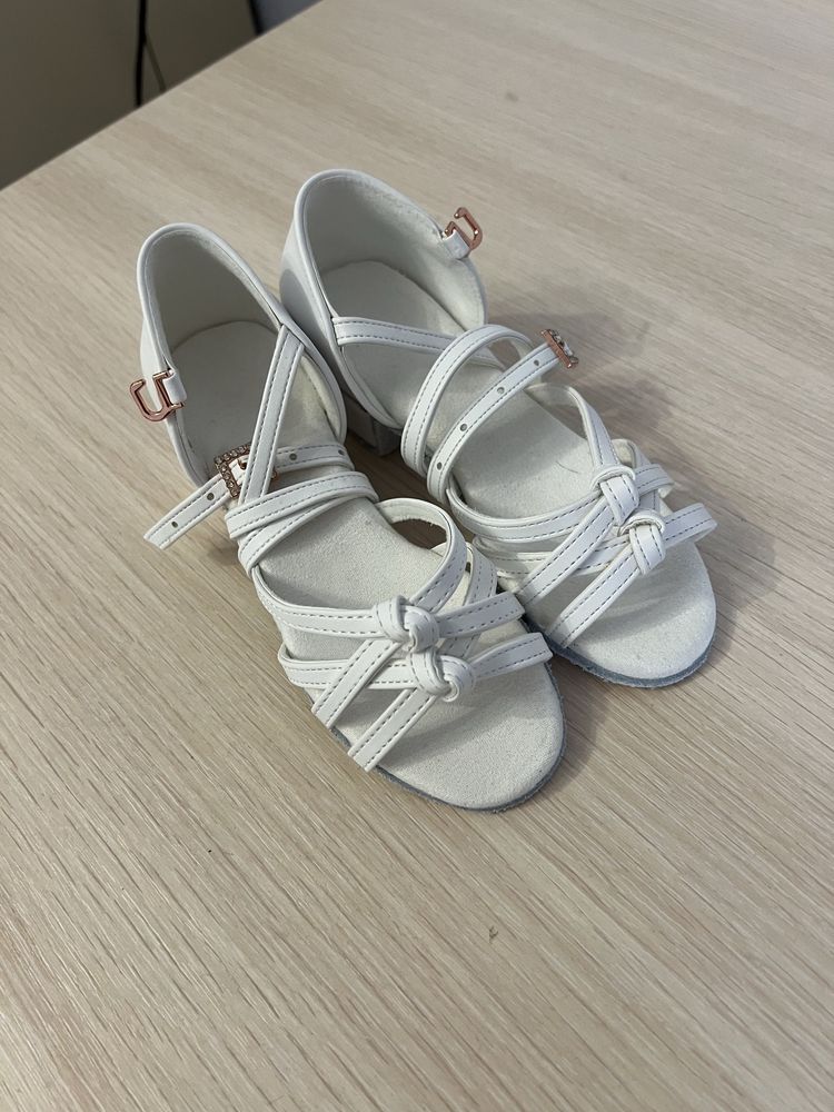 Білі танцювальні туфельки для бальних танців