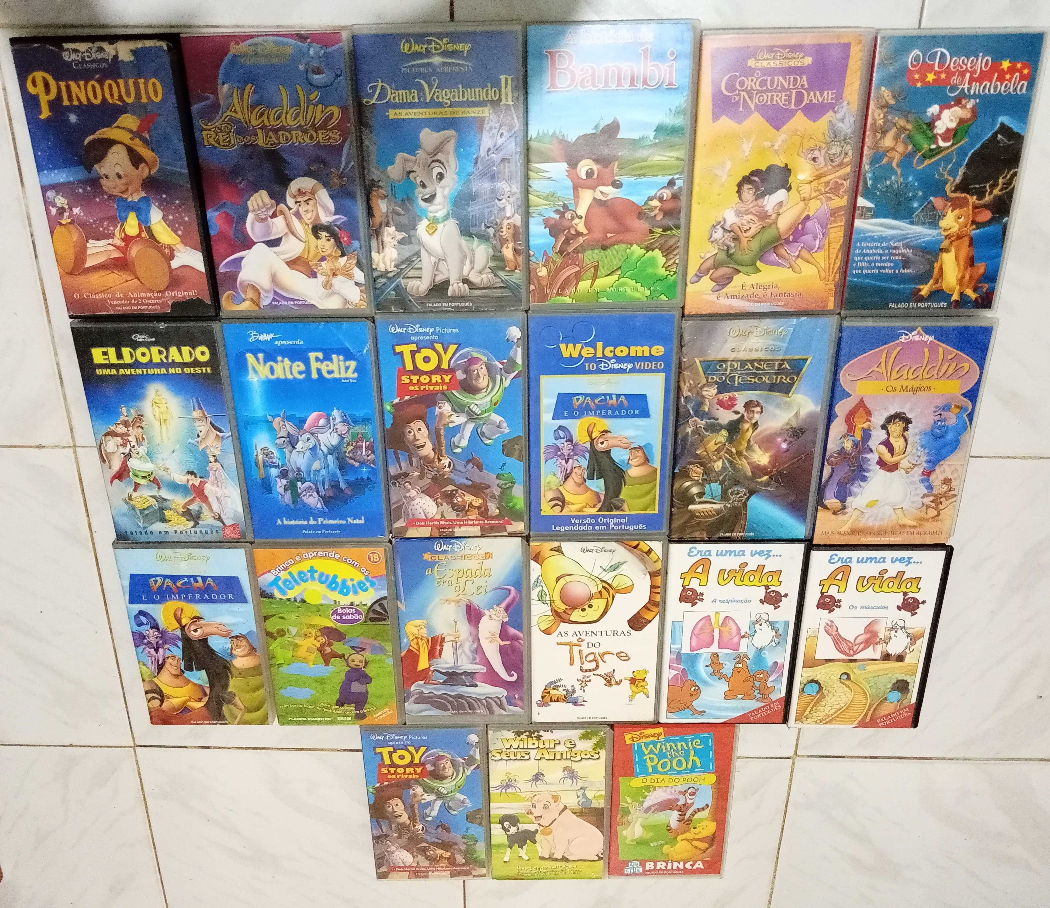 Cassetes VHS do corpo humano e bonecos