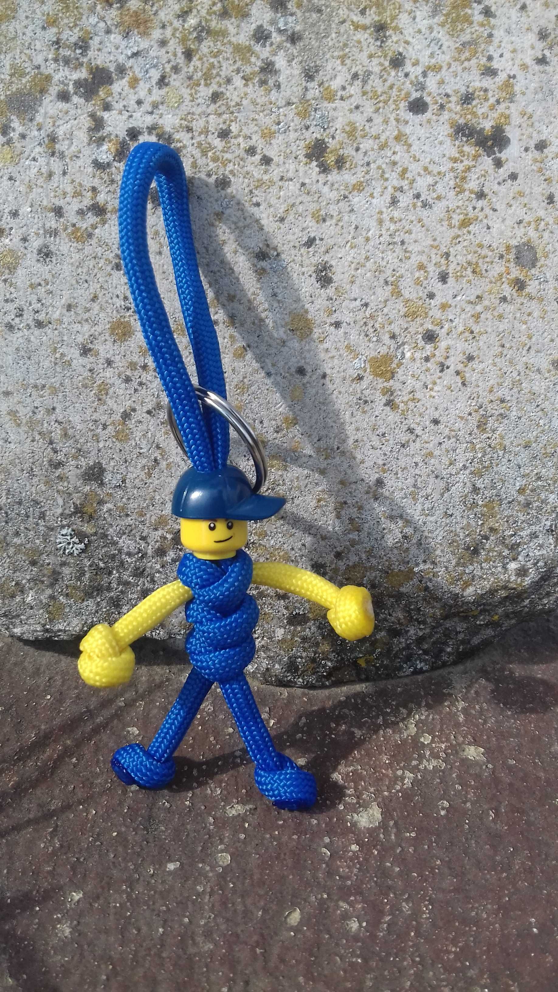 Porta-chaves Boneco Bombeiro em Paracord