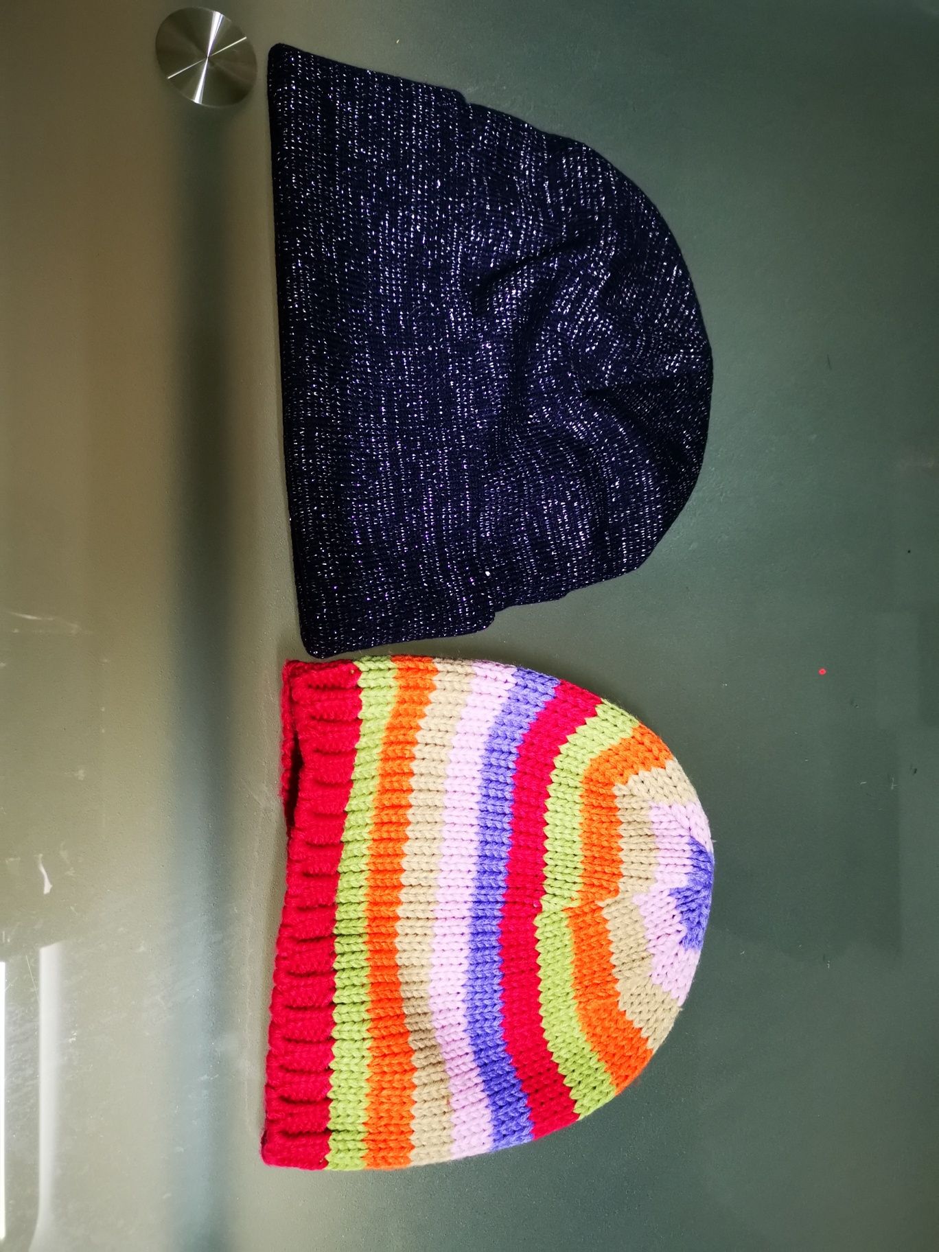 2 gorros novos com portes incluídos