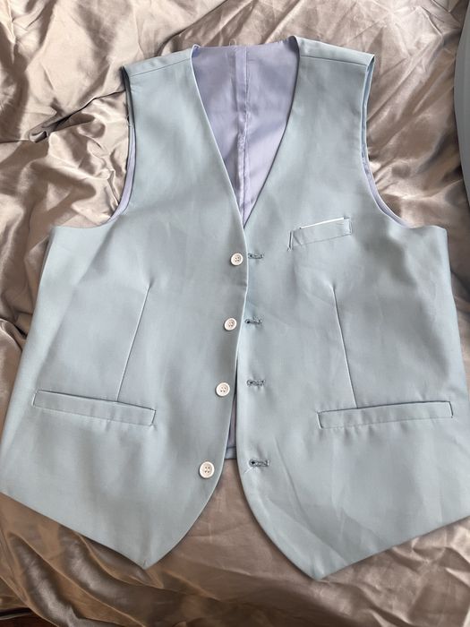 Голубой мужской костюм пиджак и желетка голоубого цвета