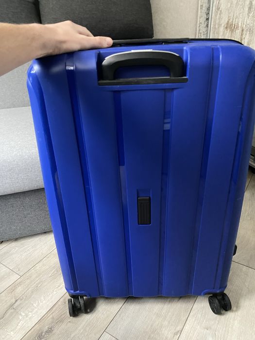 Чемодан валіза на колесах