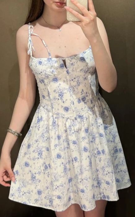 Biała sukienka w błękitne kwiatki