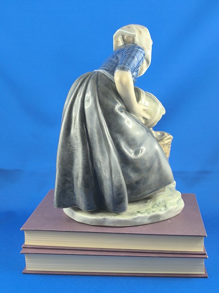 Kobieta z koszem ziemniaków Royal Copenhagen #porcelana #ozdoba