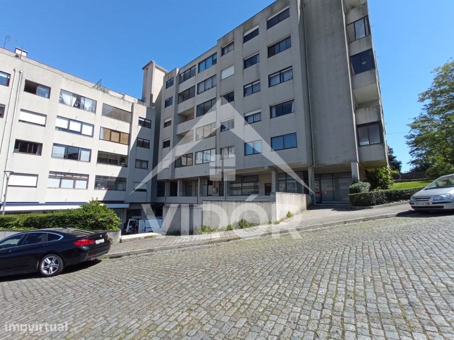 Loja c/ Montra - Antas, Porto